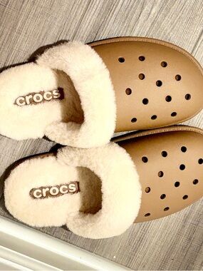 CROCS Fuzzy-Lined Clogs in Chestnut Brown with Cream Lining